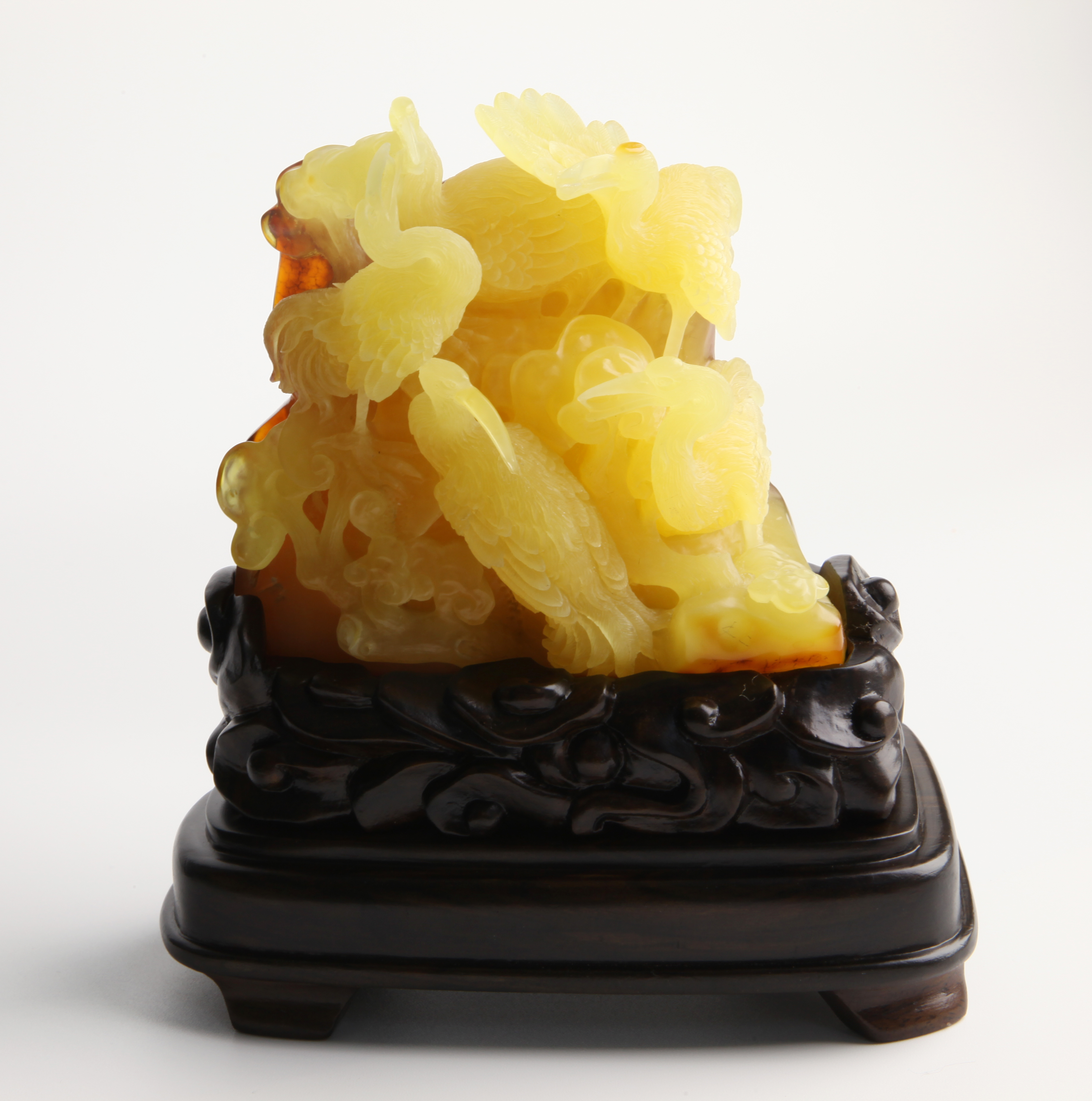 作品选用上等蜜蜡精雕而成“鹤寿千年”用为祝寿之辞。此尊“鹤寿连年”五鹤栩栩如生，姿态各异，悠然自得，羽翼雕刻精致细腻，嘴端，仪态优美，神韵飞扬，雕刻作者大胆使用镂空、透雕技法，在琥珀雕刻作品中堪称佳品