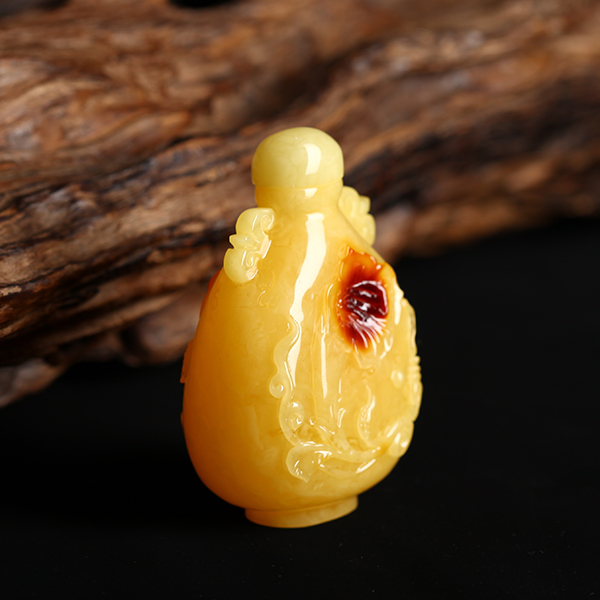 手工雕刻蜜蜡工艺品